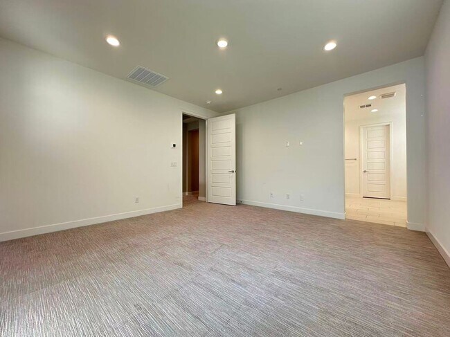 Foto del edificio - 4 BEDROOM HOME FOR LEASING IN Ontario