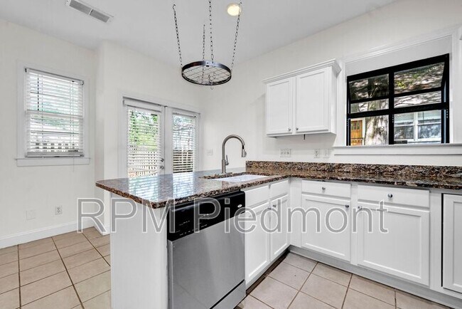 Building Photo - 316 Logan St SE