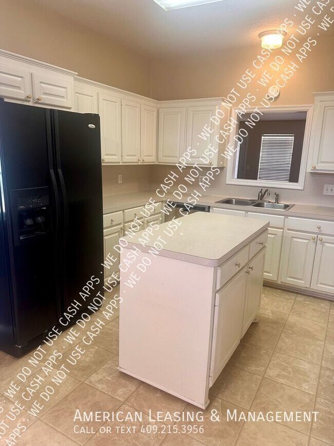 Building Photo - 3-Bedroom 1.5-Bath Home Available for Leas...