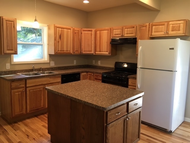 Building Photo - NEWLY RENOVATED 3 bdrm/2 bath - Sharon