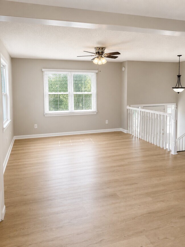 Building Photo - 1271 Village Cir