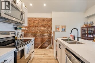 Building Photo - 64 Oxford St