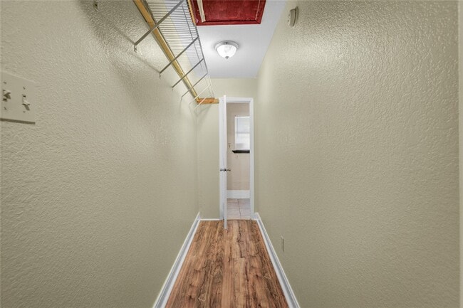 Building Photo - 8565 Ridgepoint Dr