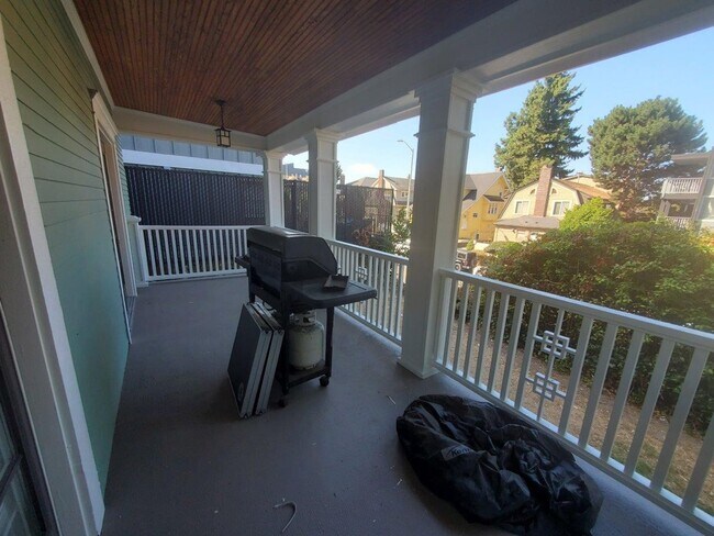 Foto del edificio - 7 Bed/2 Bath Unit in a Nice Duplex near UW Campus