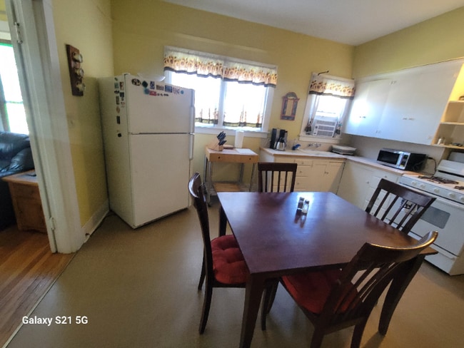 Building Photo - 700 W 13th St