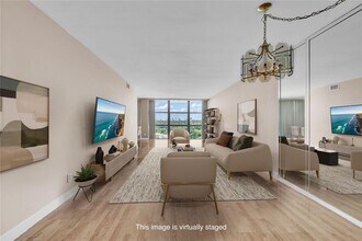 Building Photo - 1000 Parkview Dr