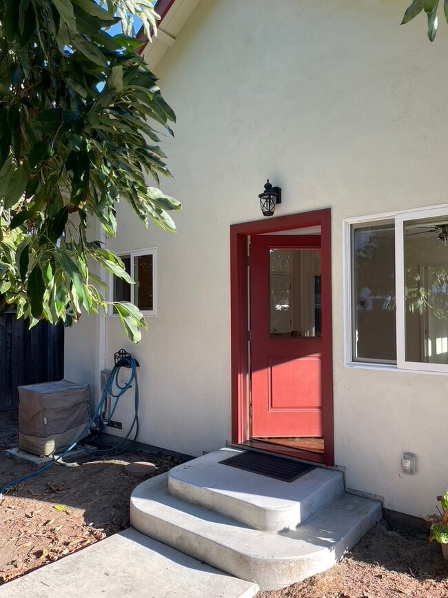 Building Photo - 467 Pamlar Ave