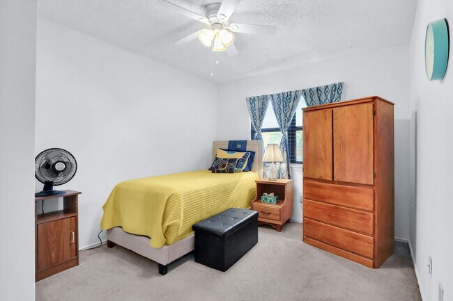 Foto del edificio - 12210 Ridge Corner St