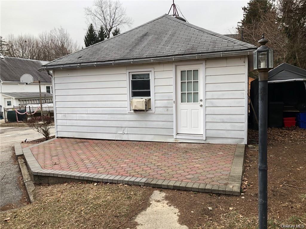 Primary Photo - 68 Thompson Ave
