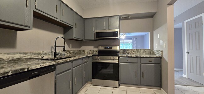 Foto del edificio - 130 E Johnson Ave