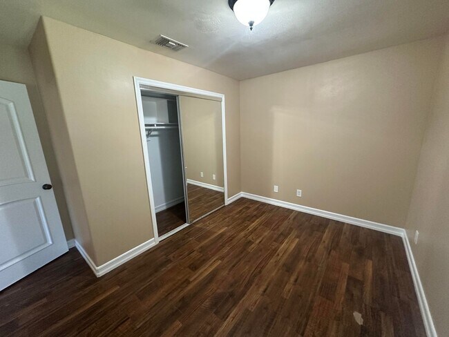 Building Photo - Wonderful 4-bed/3-bath gated home in Azusa.