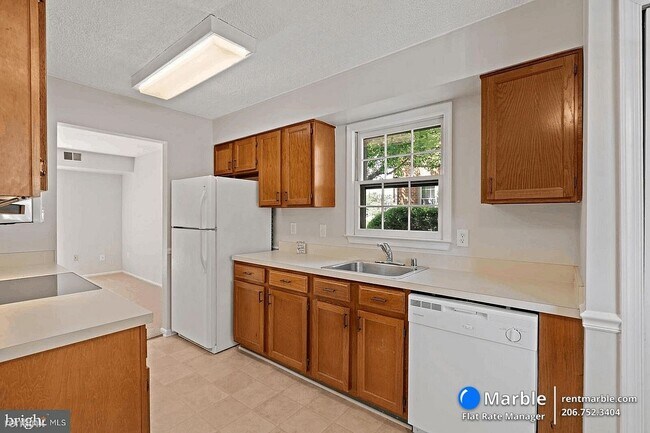 Foto del edificio - 3 br, 1.5 bath Townhome - 22348 Mayfield Ter