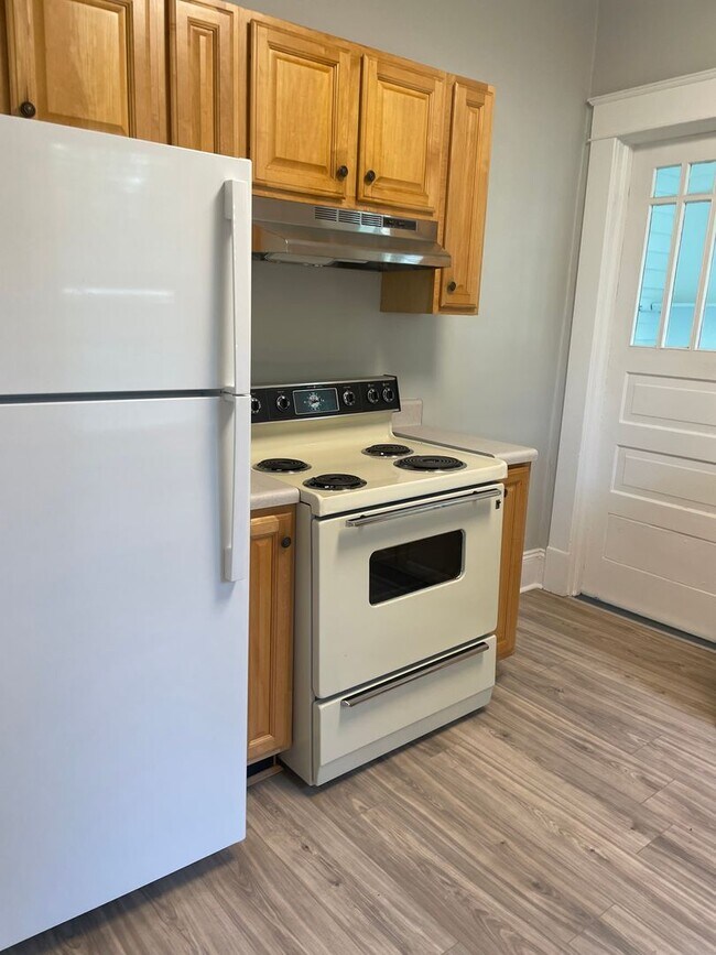 Building Photo - Spacious 2 Bedroom with an Office - LAWNCA...