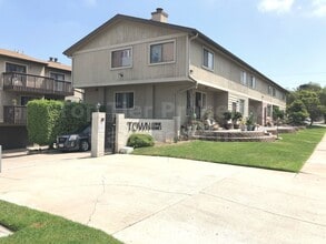 Building Photo - 265 G St