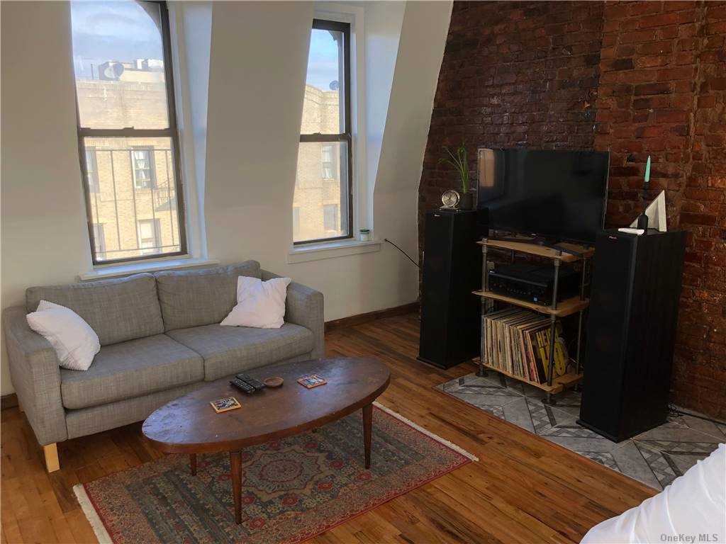 Primary Photo - 1011 Fulton St