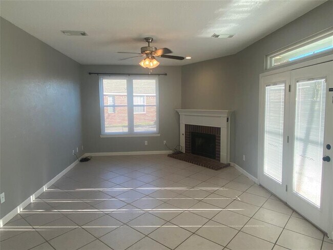 Building Photo - 264 Plum Cir