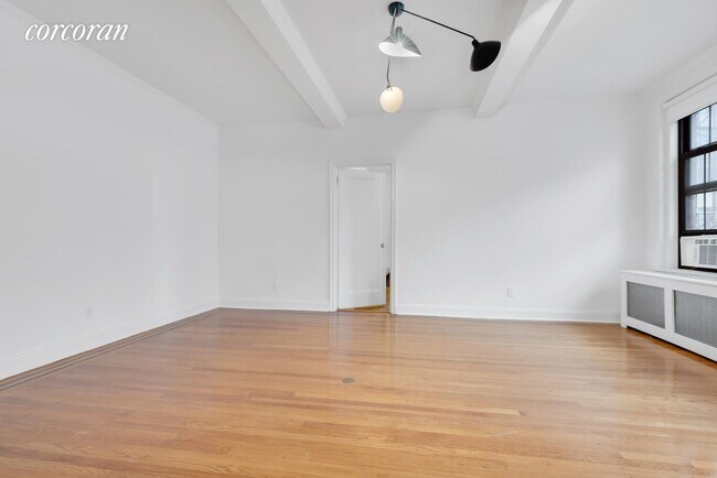 Building Photo - 30 E 68th St