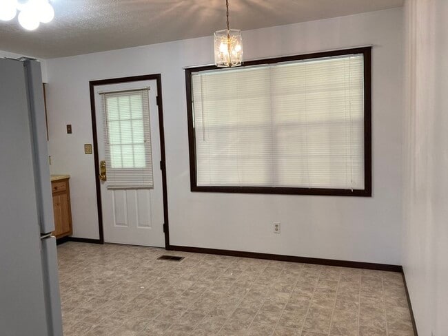 Building Photo - Marylou Unit 10 - 2 Bedroom, 1.5 Bath Town...