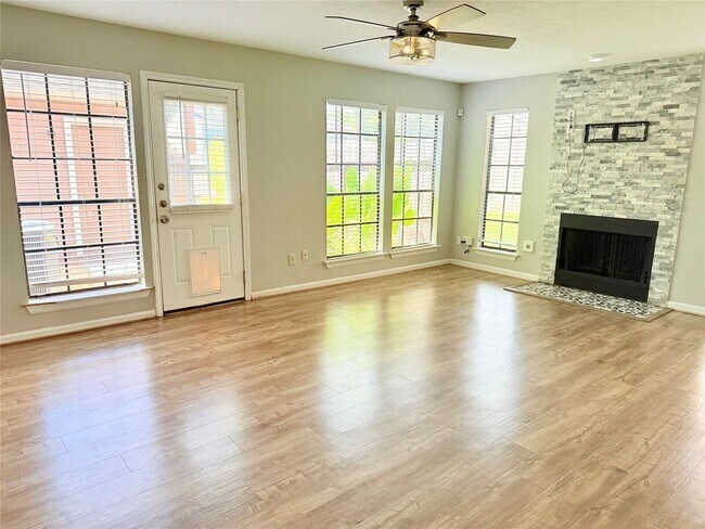 Foto del edificio - 17289 Saturn Ln