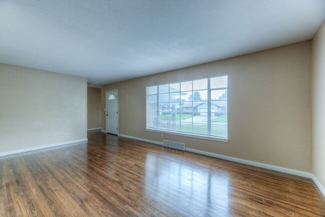 Building Photo - For Lease | Mid-town Tulsa | $1300 Rent