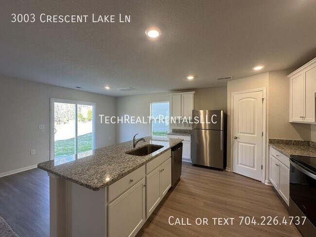 Building Photo - 3003 Cres Lk Ln