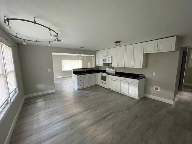 Foto del edificio - 4 Bed 3 Bath Cozy Cottage on Lake Front Pr...