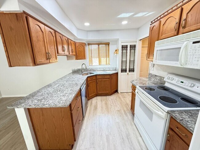 Foto del edificio - 23258 Cora Ave