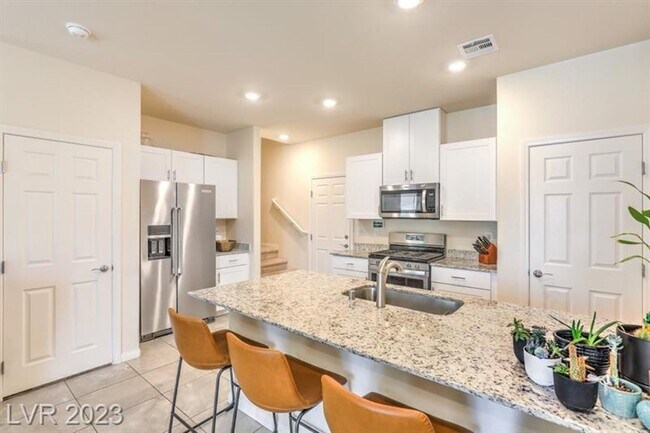 Foto del edificio - ** COMING SOON ** Modern Corner Lot Home with Loft, White Shaker Cabinets & Gated Community Living