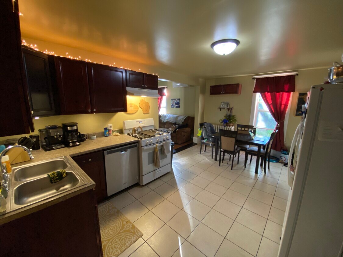 Kitchen - 2534 University Ave NE