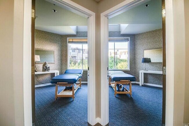 Foto del edificio - Perectly Located, **PET FRIENDLY** Spacious, 2bed/ 2bath, Emeryville Condo For Rent