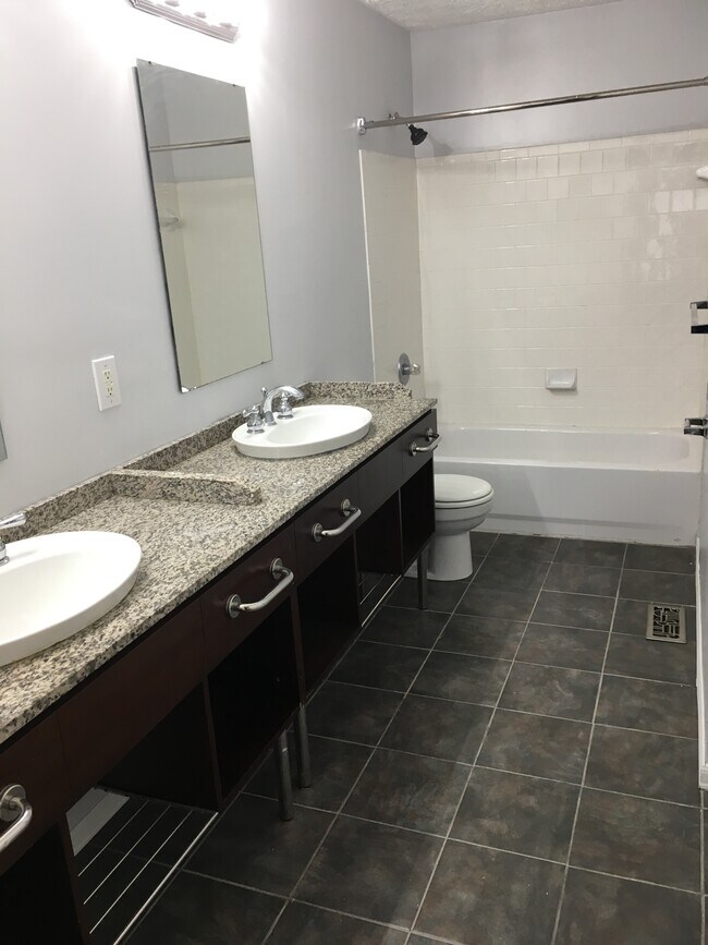 Baño principal - 10 IRONSTONE CT #K