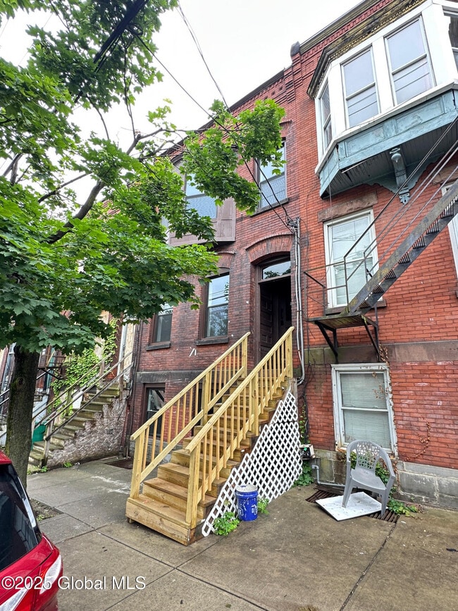 Building Photo - 154 Lark St