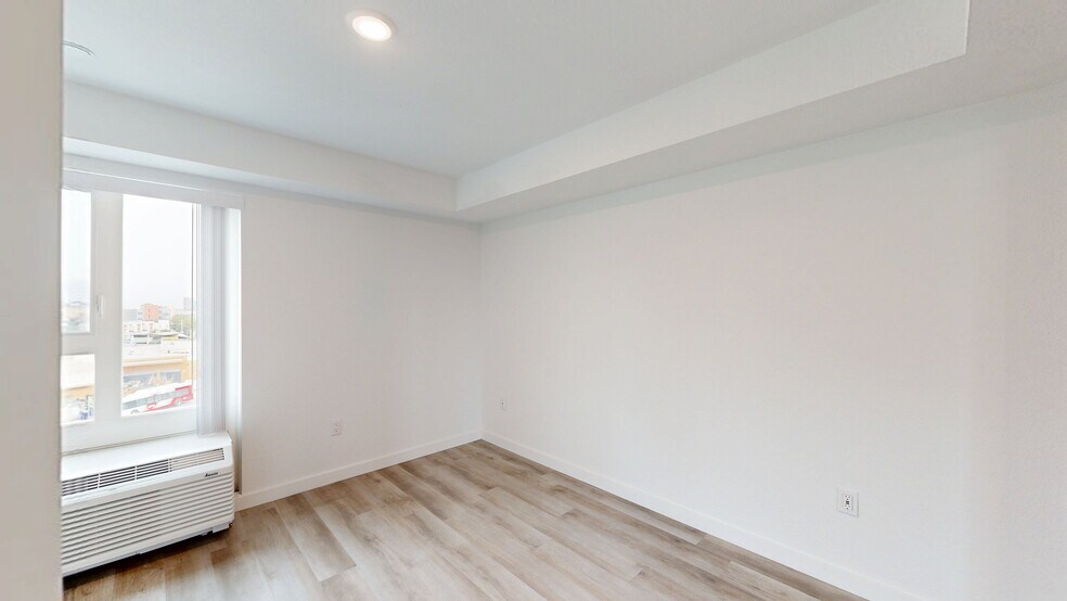 2551 Commercial St-F4OZ