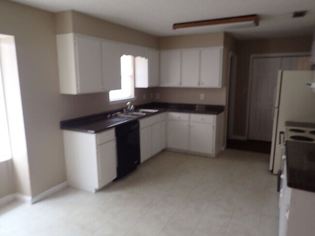 Foto del edificio - Beautiful 3 Bedroom 2 Bathroom Home