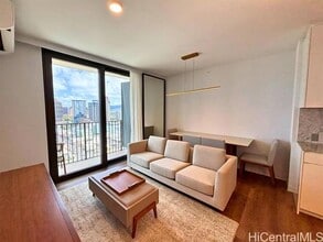 Building Photo - 987 Queen St