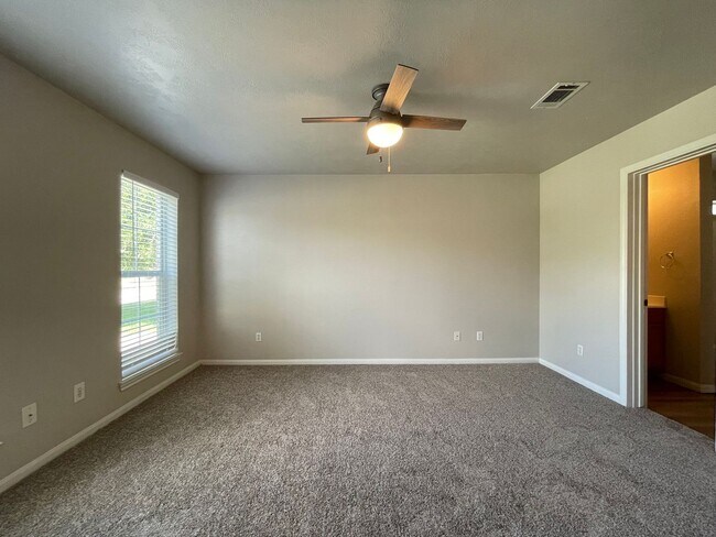 Foto del edificio - Updated 4 Bed, 3 Bath Home for Fall 2026 Move In!