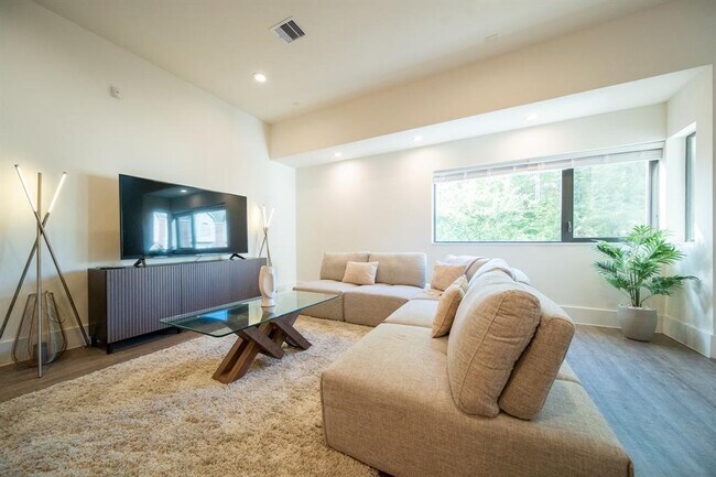 Building Photo - 2212 Francis St