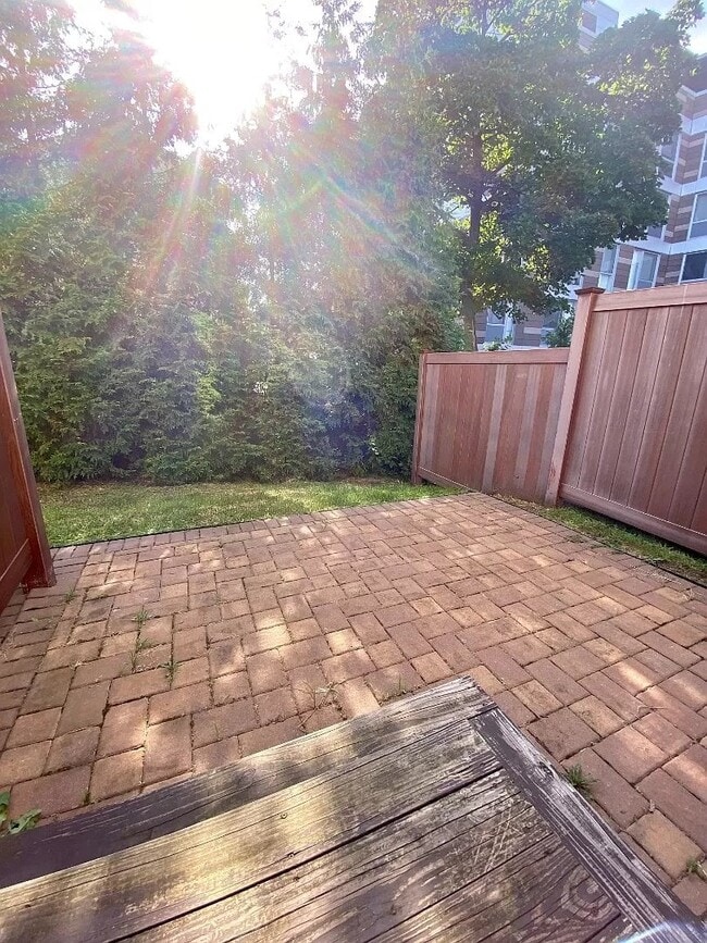 Building Photo - Townhouse Style Duplex 2 bedroom 2.5  bath -$3400- White Plains