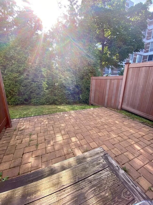 Foto del edificio - Townhouse Style Duplex 2 bedroom 2.5  bath -$3400- White Plains