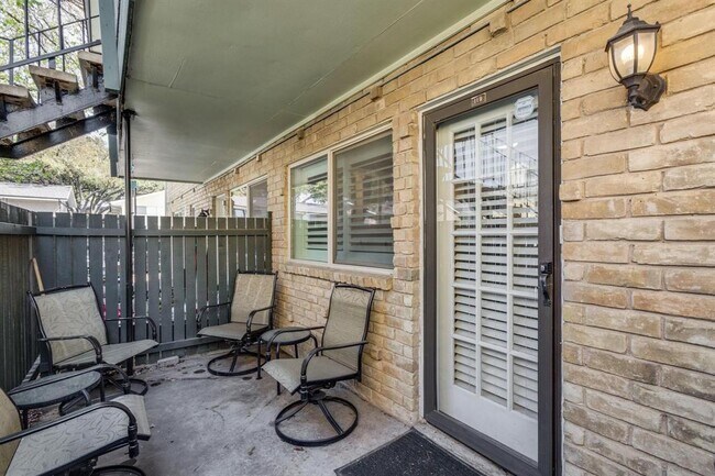 Building Photo - 7731 Meadow Park Dr