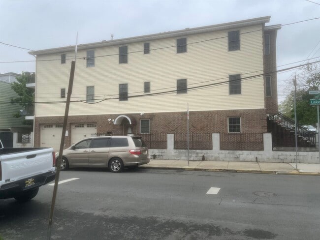 Building Photo - 1 Montrose Ave