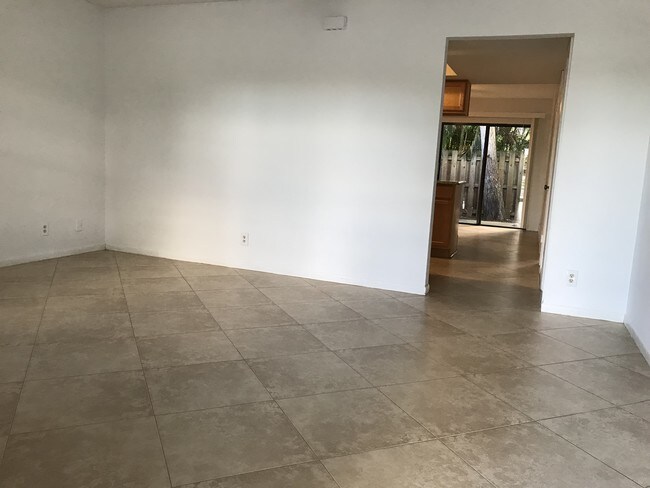 Foto del edificio - 1305 Periwinkle Pl