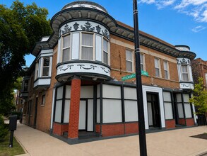 Building Photo - 1555 W Rosemont Ave