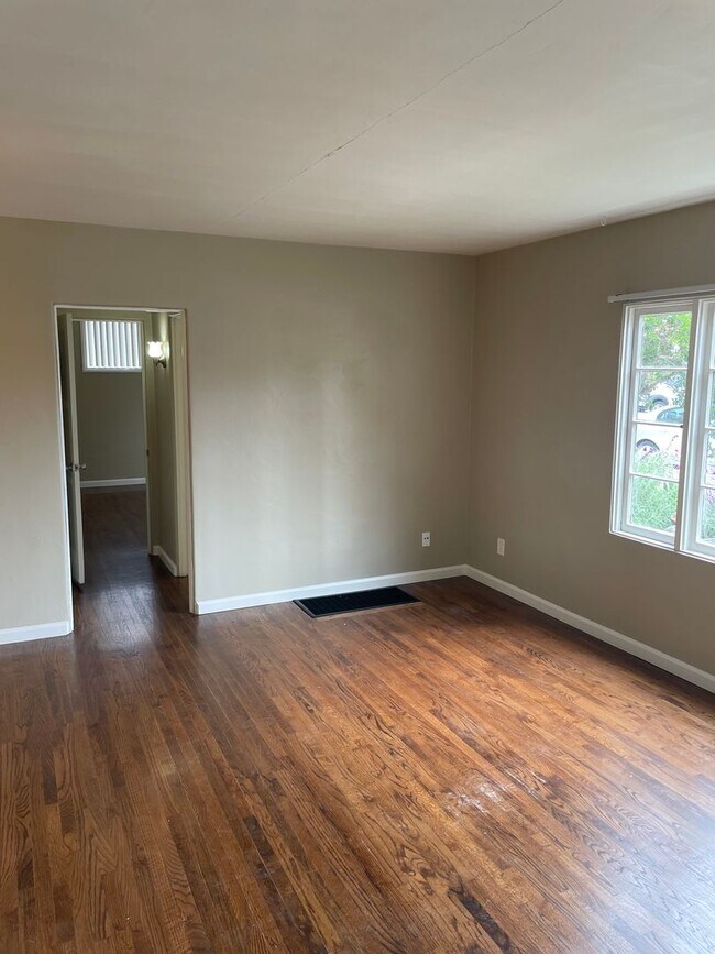 Foto del edificio - Large 1 Bed/1 Bath Hillcrest