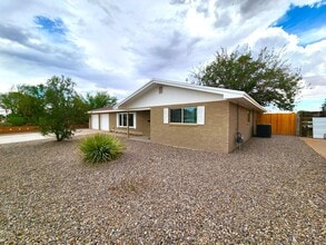 Building Photo - 2105 Carlyle Dr