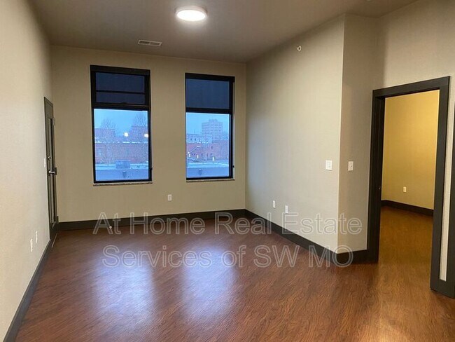 Foto del edificio - 535 W Walnut St