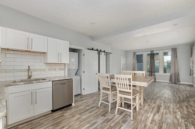 Foto del edificio - 5651 Bramble Ave