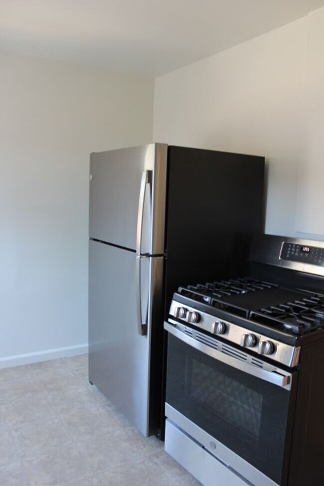 Building Photo - Belmont Duplex 2 Bedroom 1 Bath OPEN  Tues...