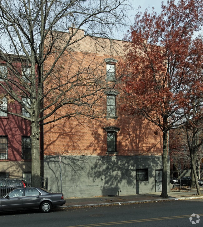 Building Photo - 305 Varick St