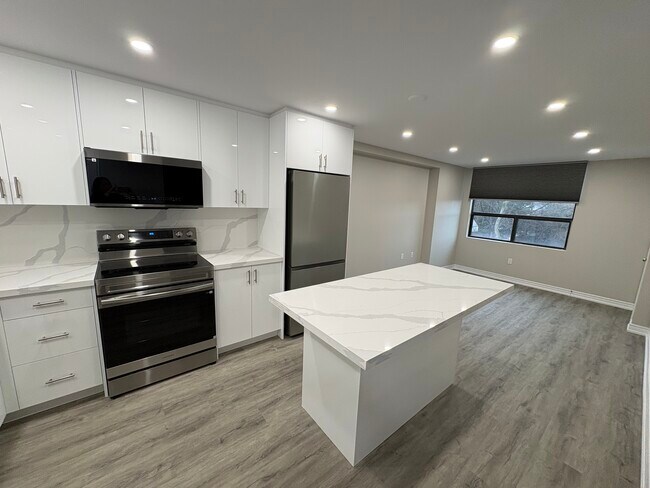 Photo du bâtiment - Beautiful 2 Bedroom with Kitchen Island and In suite Laundry